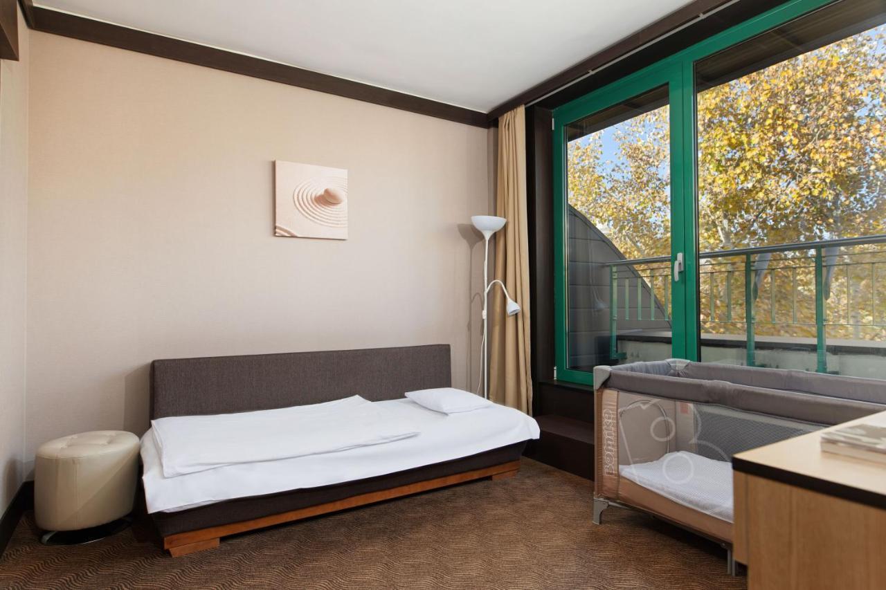 Portobello Wellness & Yacht Hotel Естергом Екстериор снимка