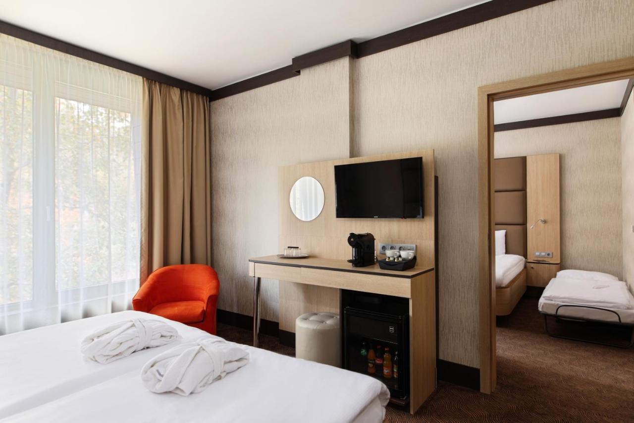 Portobello Wellness & Yacht Hotel Естергом Екстериор снимка