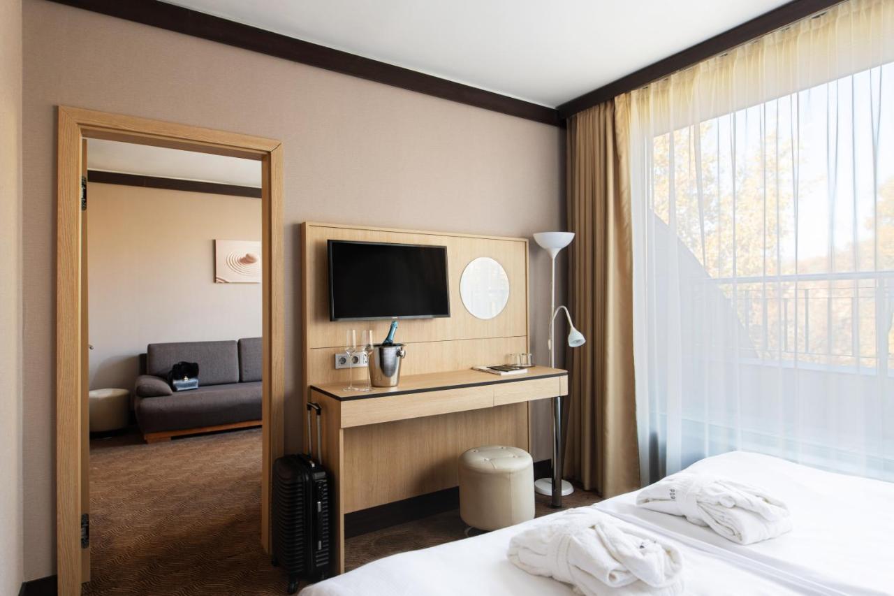 Portobello Wellness & Yacht Hotel Естергом Екстериор снимка